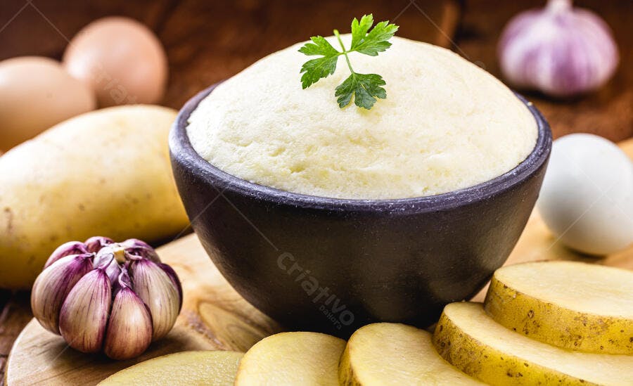 Batata amassada cremosa com alho e ovos em tigela rústica