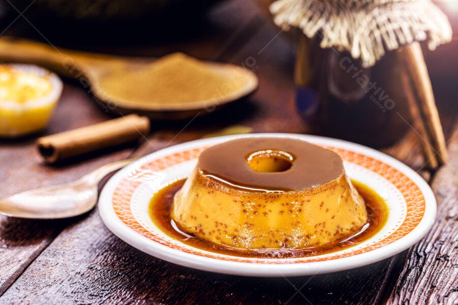 Pudim de leite condensado com calda de caramelo em mesa rústica