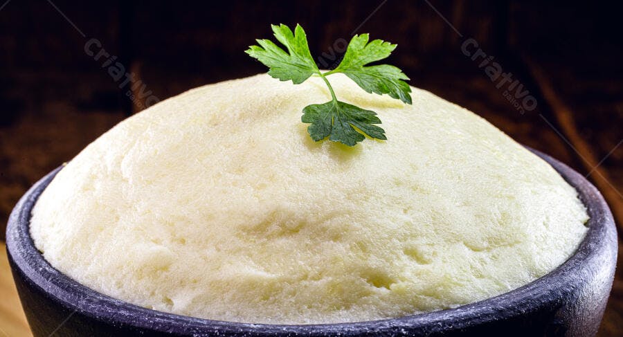 Purê de batata cremoso em tigela rústica com salsinha fresca