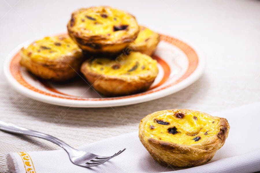 Pastel de Nata tradicional em mesa com garfo e guardanapo
