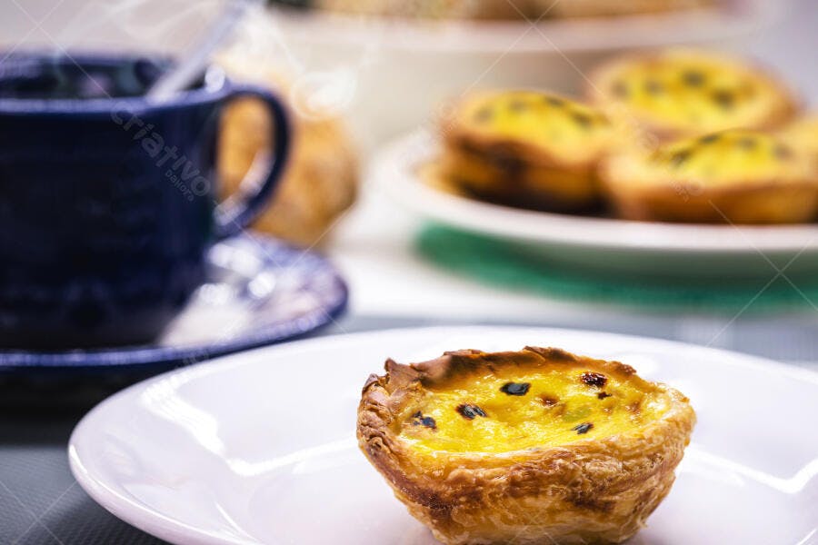 Pastel de Nata crocante com café fumegante e outros doces portugueses