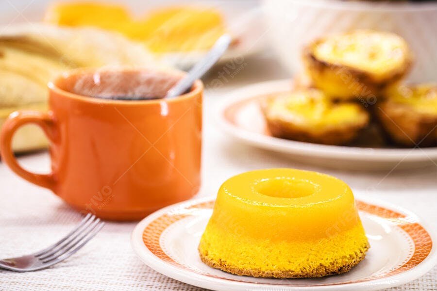 Pudim de milho cremoso com café e pasteis de nata em mesa matinal