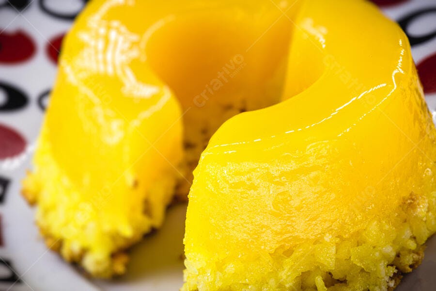Pudim de coco amarelo brilhante em prato decorado