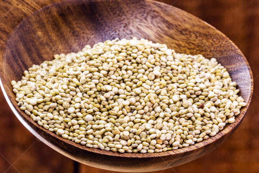 Quinoa branca em colher de madeira rústica grãos saudáveis