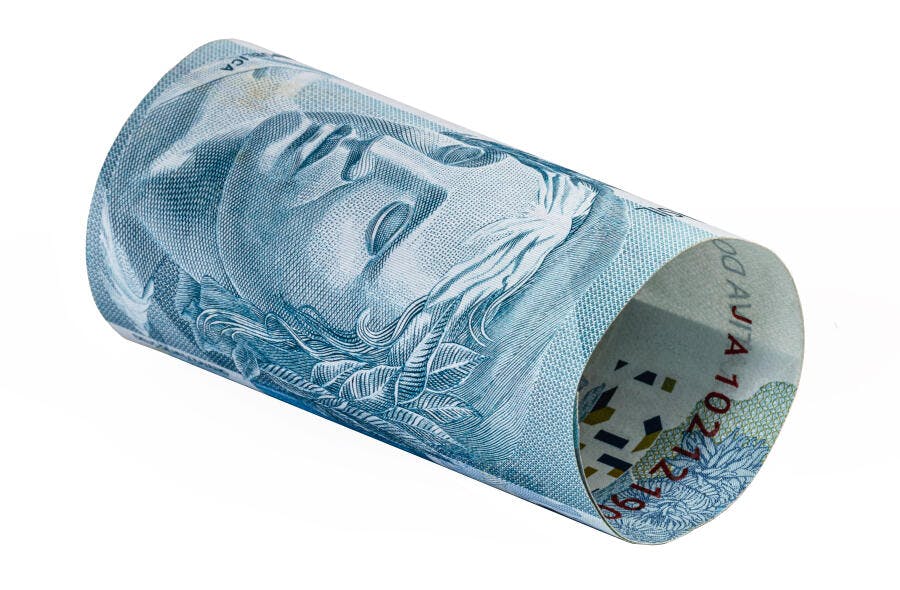 Cédula de Real brasileira enrolada dinheiro de cem reais azul isolado