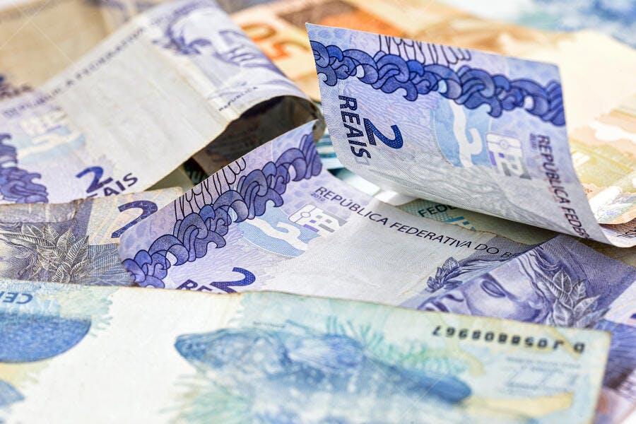 Dinheiro brasileiro notas de 2 Reais azuis e brancas empilhadas close-up