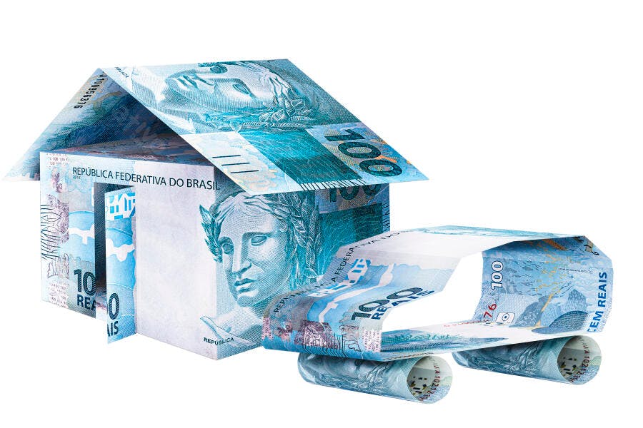 Casa e carro azuis feitos de notas de Real dinheiro brasileiro