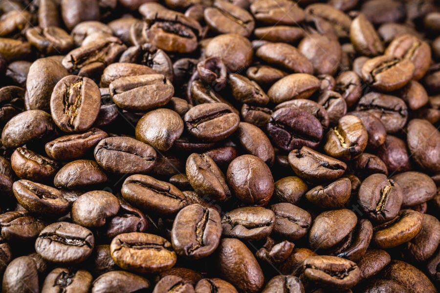 Grãos de café torrados em close-up textura rica e aroma intenso