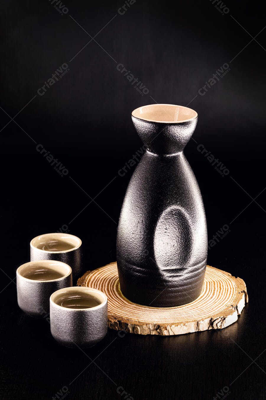 Conjunto de saquê preto cerâmica japonesa em tábua de madeira rústica