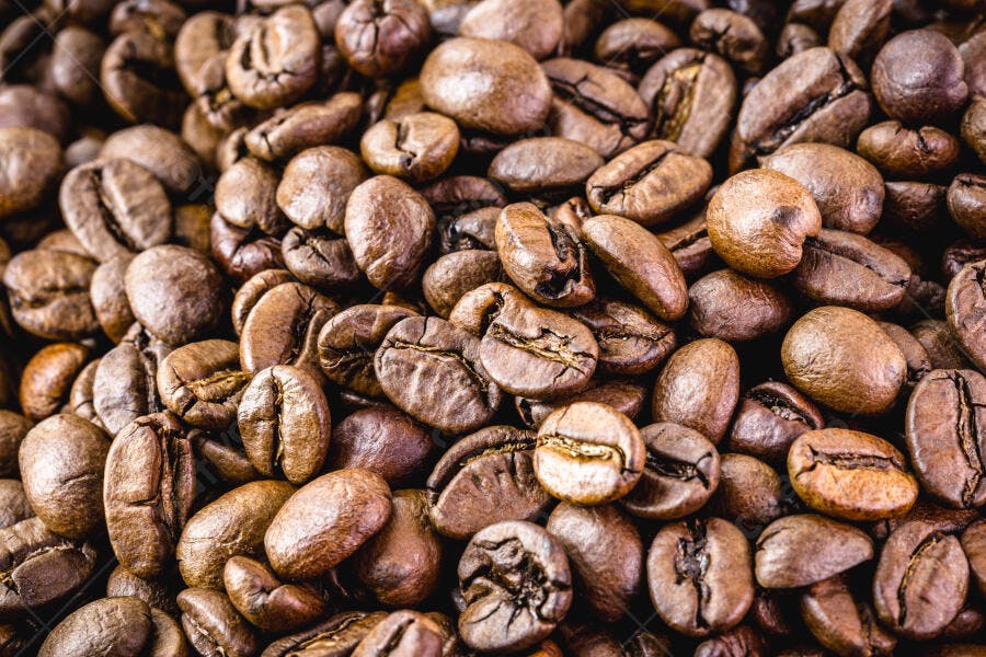 Grãos de café torrado escuro e marrom claro closeup