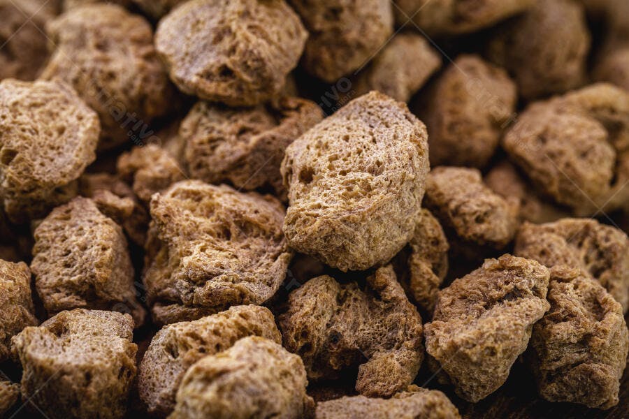 Proteína de soja texturizada marrom seca ingrediente culinário vegano close-up