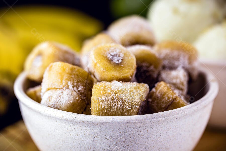 Fatias de banana congeladas em tigela branca com cristais de gelo