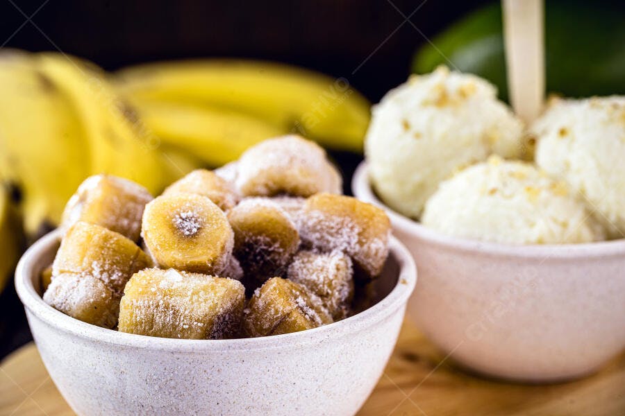 Banana congelada com açúcar em tigela e sorvete de banana cremoso