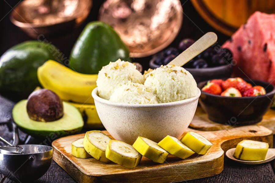 Sorvete cremoso de frutas com abacate e banana fresca em mesa rústica