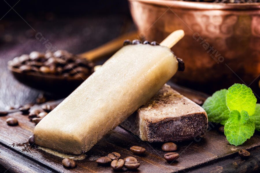 Picolé de café com grãos e menta em tábua rústica de madeira