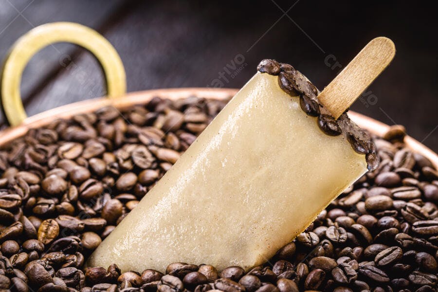 Picolé de café cremoso com grãos torrados em tigela de cobre escuro