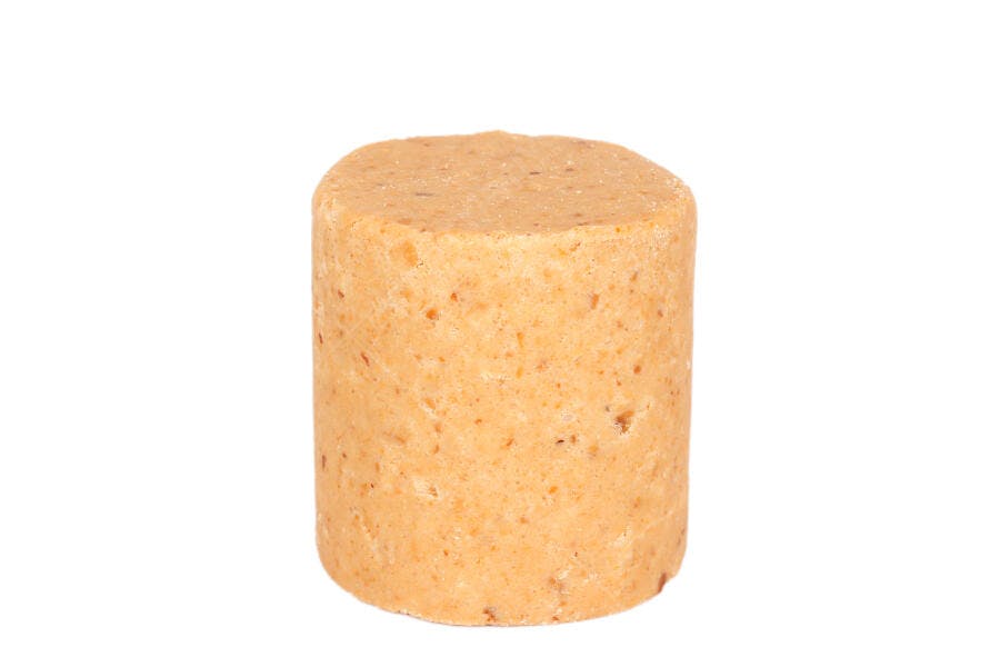 Paçoca doce de amendoim brasileira cilíndrica isolada em fundo branco