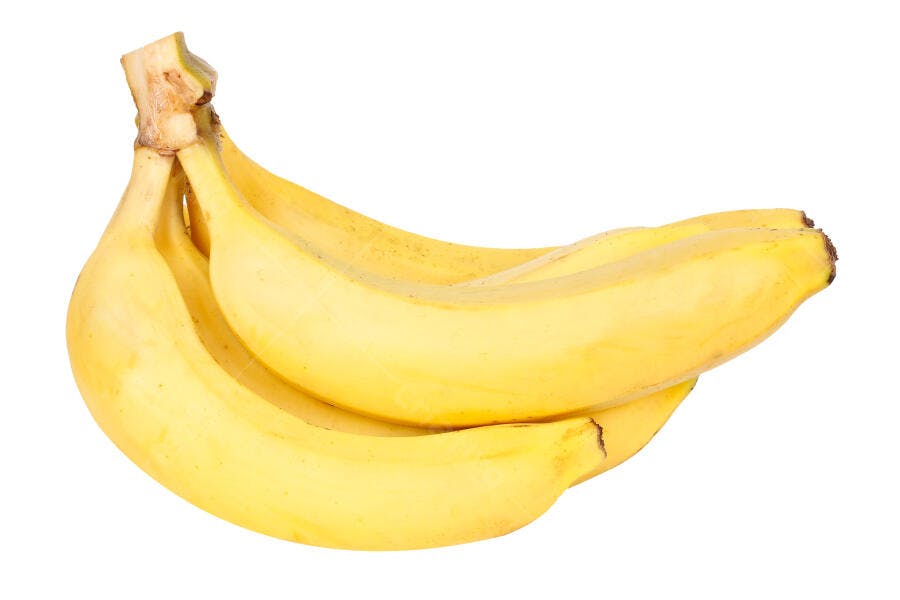 Cacho de bananas amarelas maduras com fundo branco isolado
