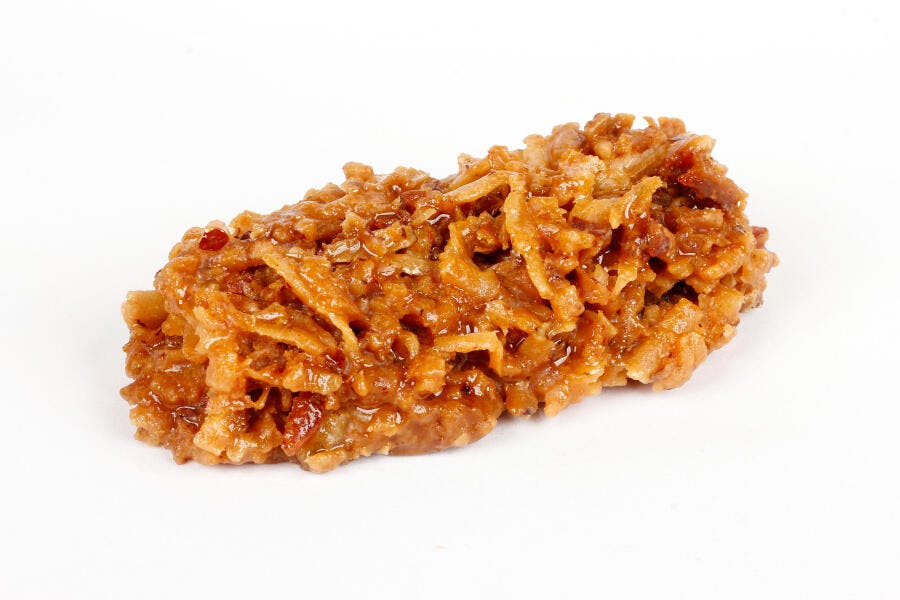 Cocada de coco caramelizada doce tradicional brasileiro fundo branco
