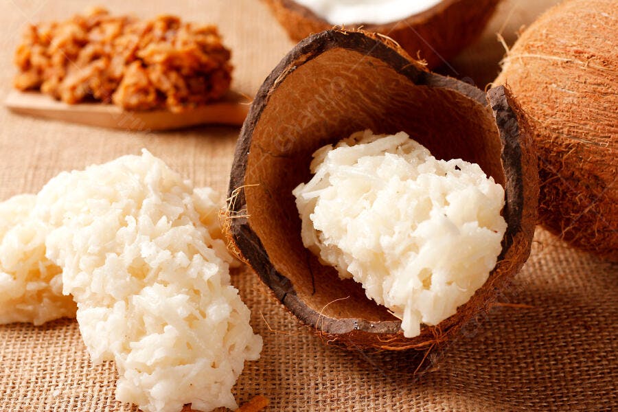 Cocada de coco branca e escura doces brasileiros rústicos