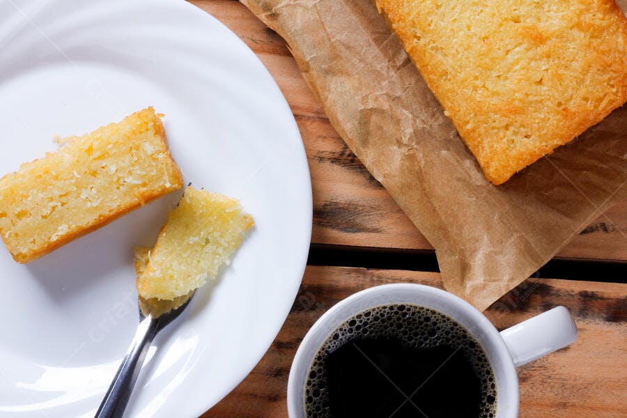 Bolo de coco e café fresco em mesa de madeira rústica para um café da manhã
