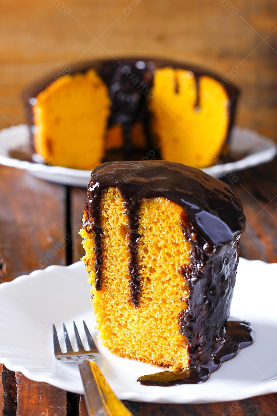 Bolo de cenoura com calda de chocolate fatia em prato branco