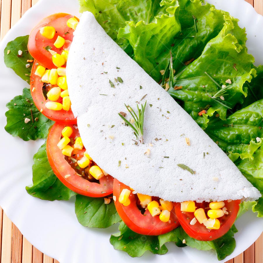 Tapioca recheada com salada fresca de tomate milho e alface