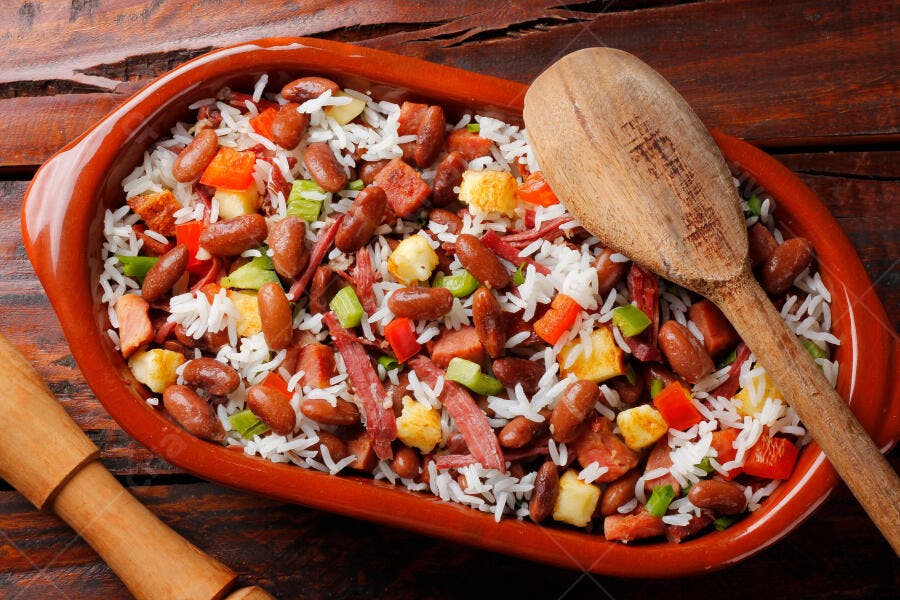 Arroz Carreteiro tradicional em tigela de barro com legumes e carne seca