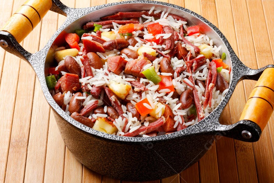 Baião de dois tradicional com arroz feijão carne seca queijo e legumes frescos