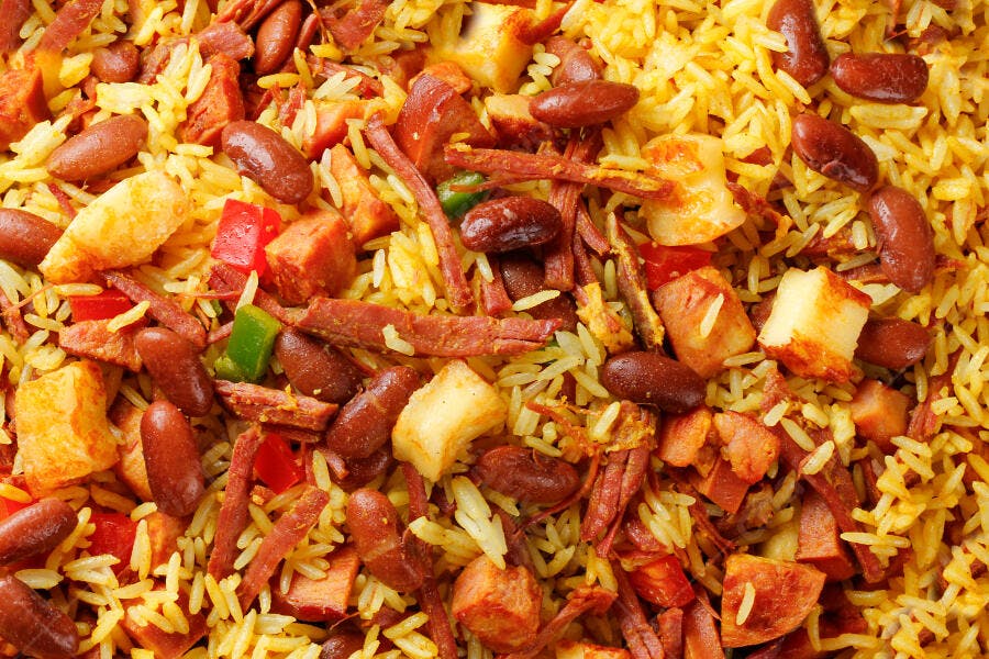 Arroz amarelo com feijão vermelho, linguiça e carne seca