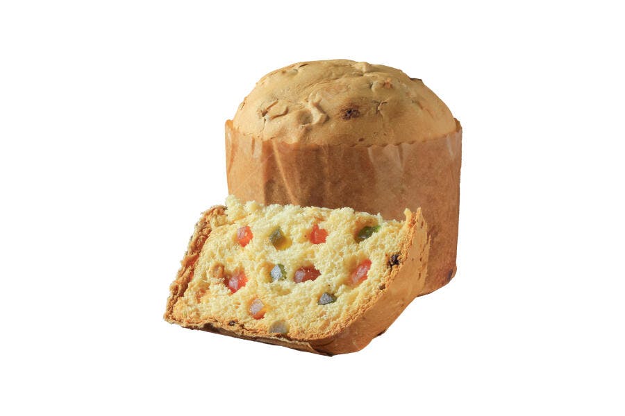 Panettone doce inteiro e fatiado com frutas cristalizadas em fundo branco