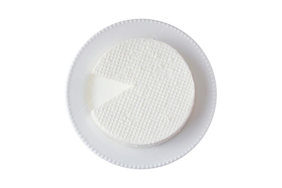 Queijo branco fresco em prato redondo vista superior minimalista