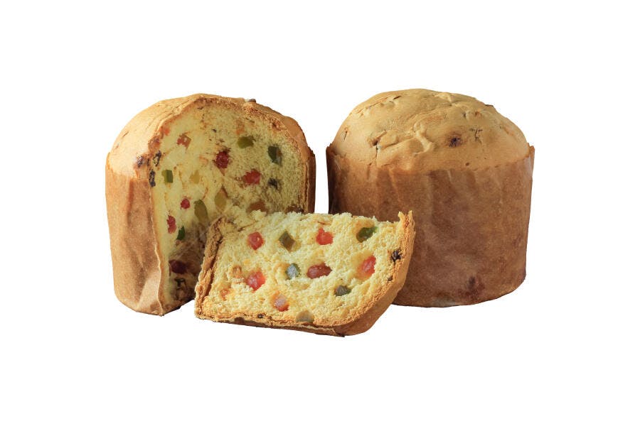 Panettones tradicionais com frutas cristalizadas e fatias em fundo branco de Natal