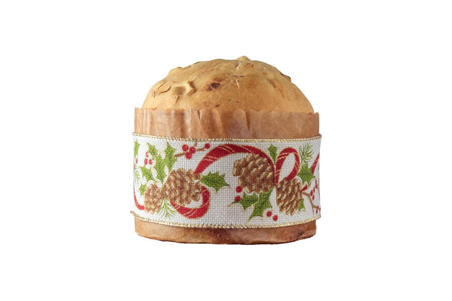Panettone de Natal com fita decorativa de azevinho e pinhas