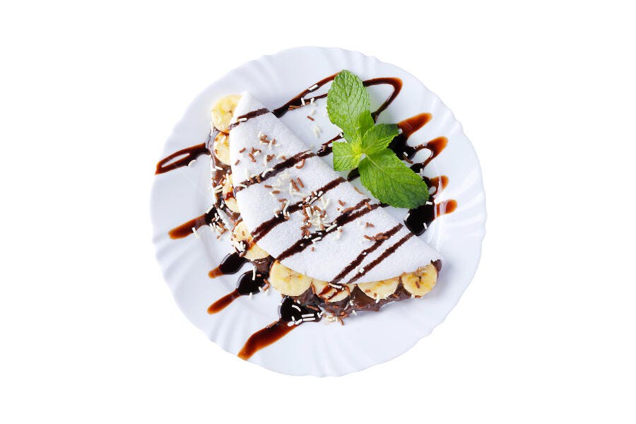 Tapioca doce com recheio de banana e chocolate decorada com menta