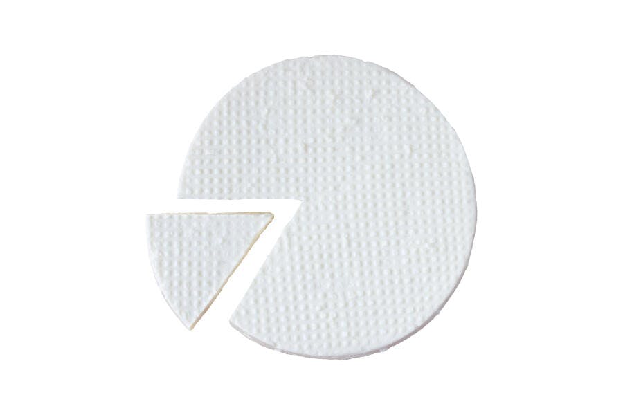 Queijo Minas Frescal redondo branco com fatia cortada fundo branco