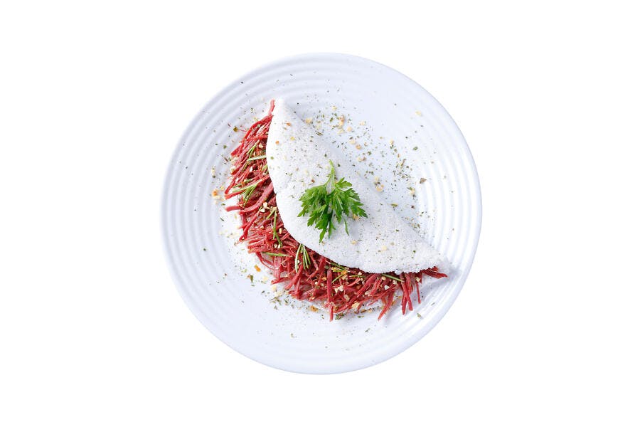 Tapioca de carne seca com salsa em prato branco isolado