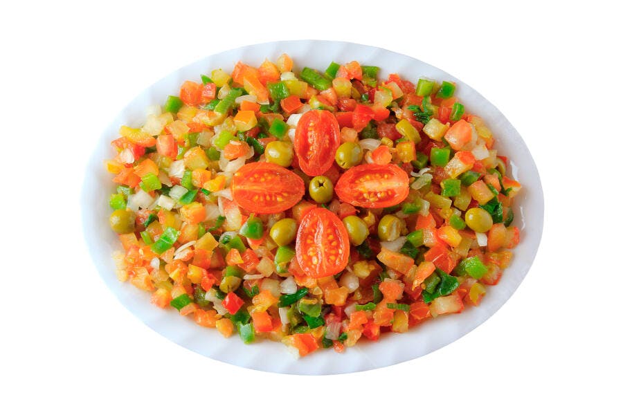 Salada colorida de vegetais picados com tomate cereja e azeitonas verdes em prato branco
