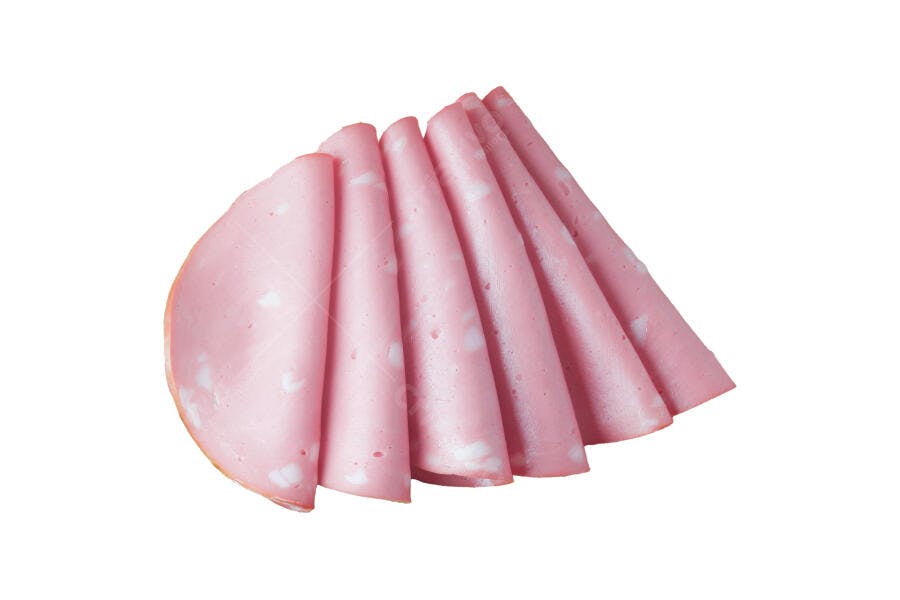 Fatias de mortadela rosa claro com pedaços de gordura isoladas em fundo branco