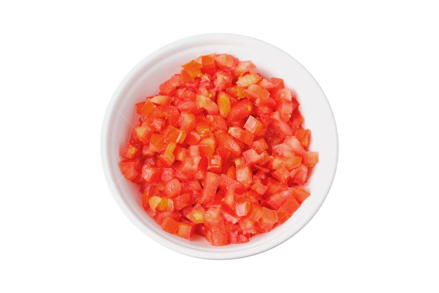 Tomate picado fresco em tigela branca ingrediente de salada vibrante
