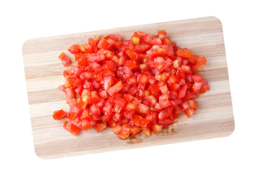 Tomate picado fresco em tábua de madeira ingrediente culinário vibrante
