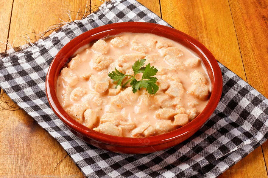 Strogonoff de frango cremoso em tigela rústica com salsa fresca