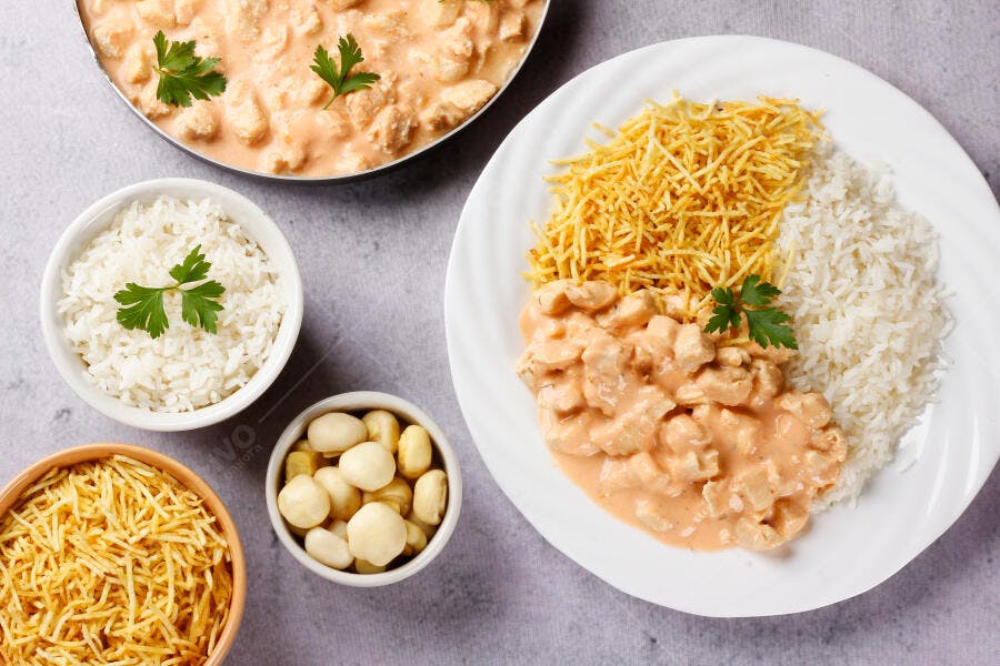 Estrogonofe de frango brasileiro com arroz batata palha e cogumelos frescos