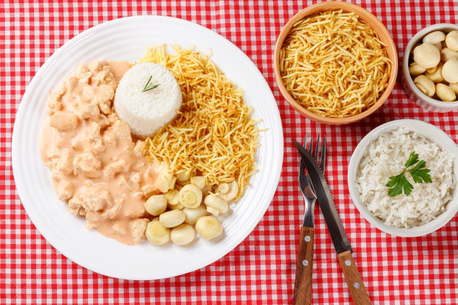 Strogonoff de frango cremoso com arroz e batata palha em toalha xadrez