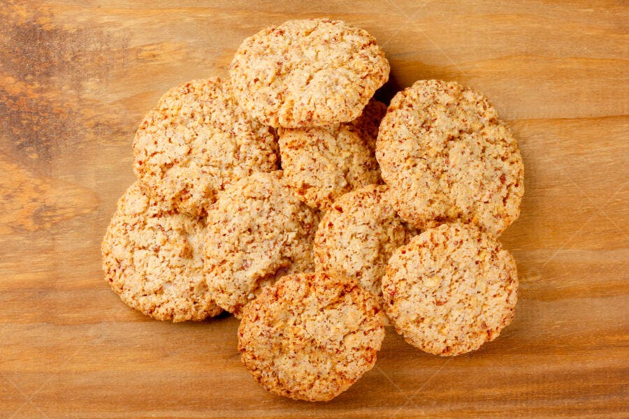 Biscoitos redondos crocantes caseiros sobre mesa de madeira rústica