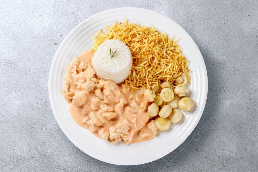Prato de estrogonofe de frango cremoso com arroz batata palha e cogumelos