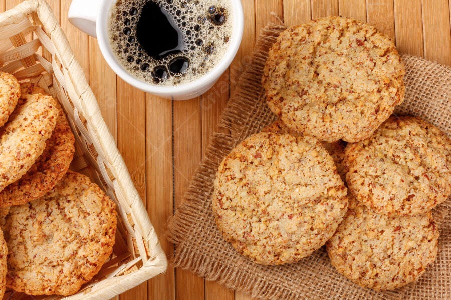 Biscoitos de aveia e café em mesa de madeira rústica vista de cima