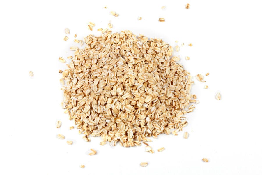 Aveia em flocos sobre fundo branco comida saudável natural