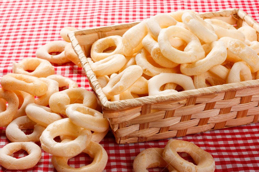 Biscoitos de polvilho tradicionais em cesta e toalha xadrez vermelho