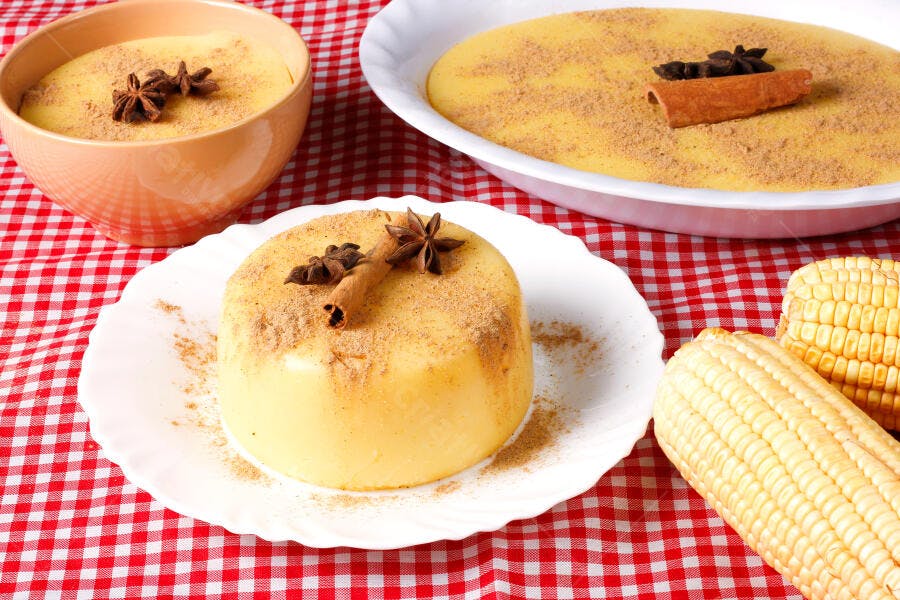 Curau de milho doce com canela e anis estrelado em festa junina